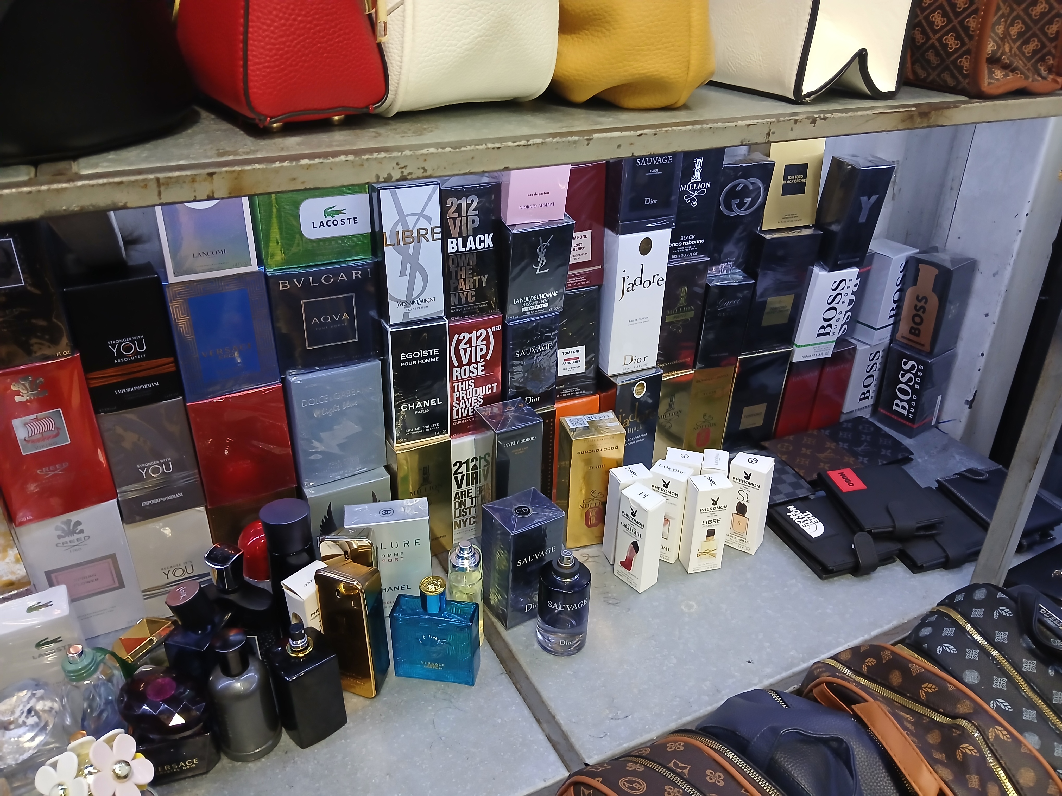 Pražští celníci odhalili padělky za téměř deset milionů