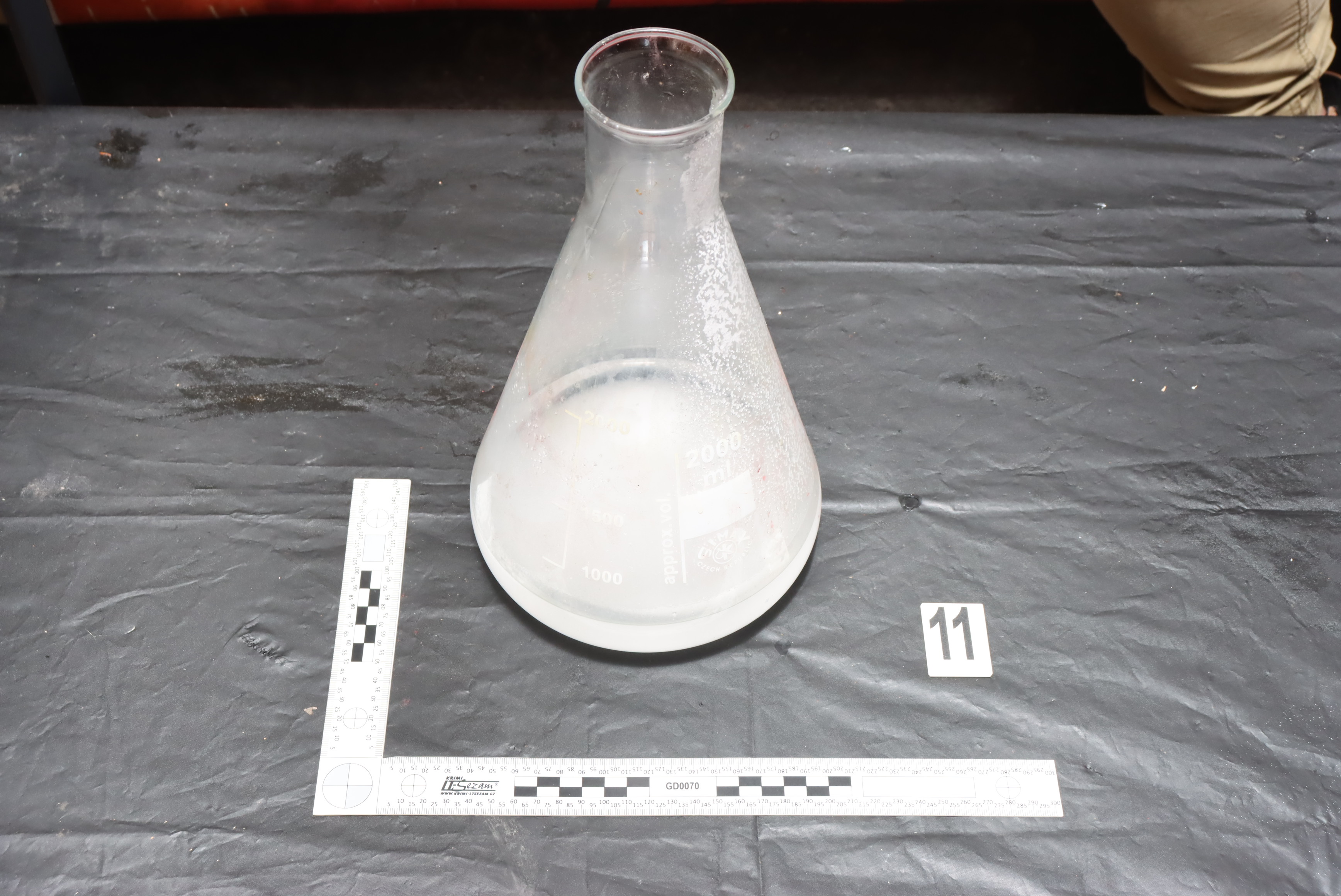 Celníci při razii v Jihomoravském kraji našli drogy, zakázané střelné pero a kradená elektrokola za milion korun