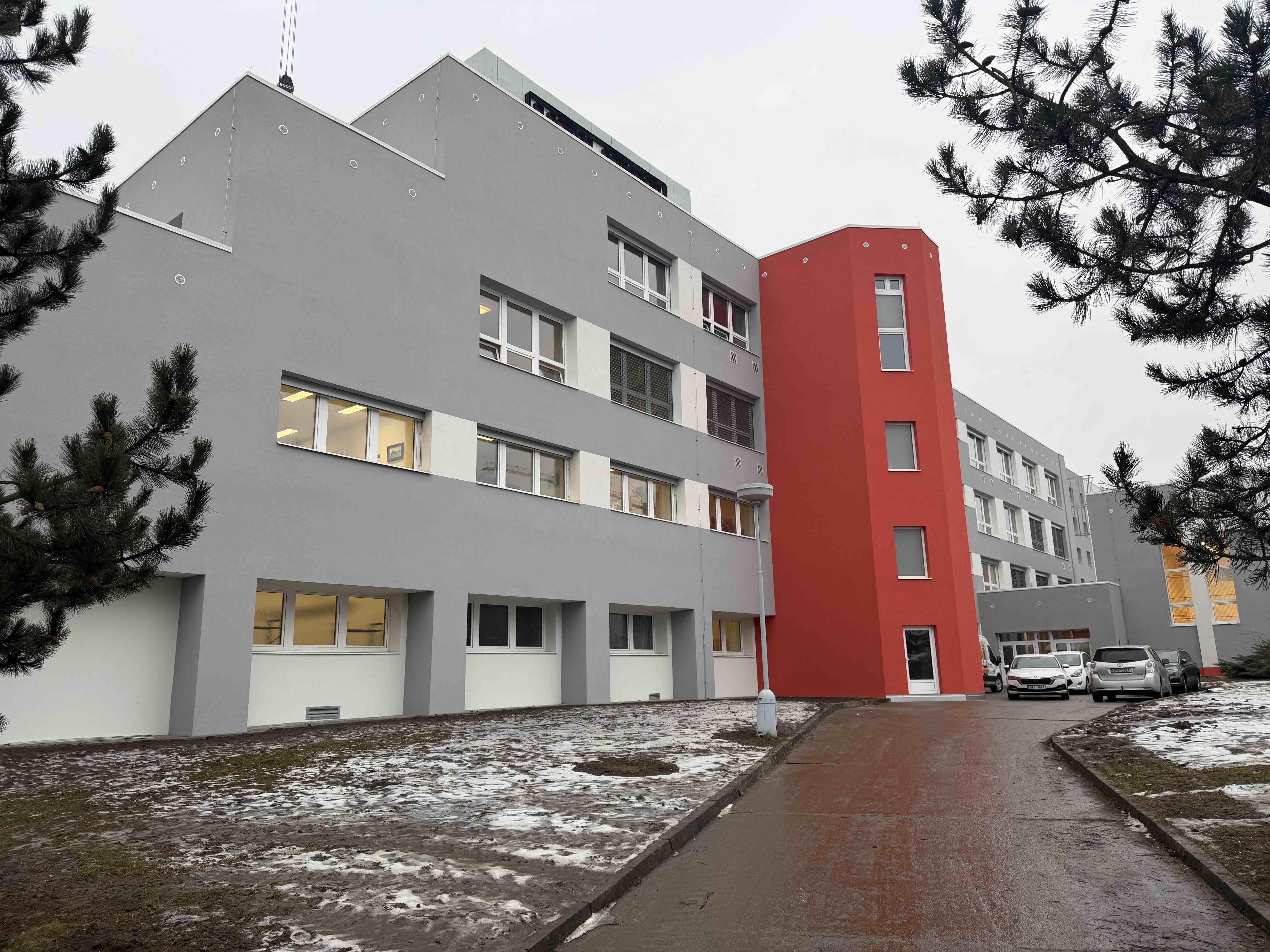 Navrhni a postav. Miras dokončil modernizaci školy metodou, která přinese výrazné a měřitelné úspory