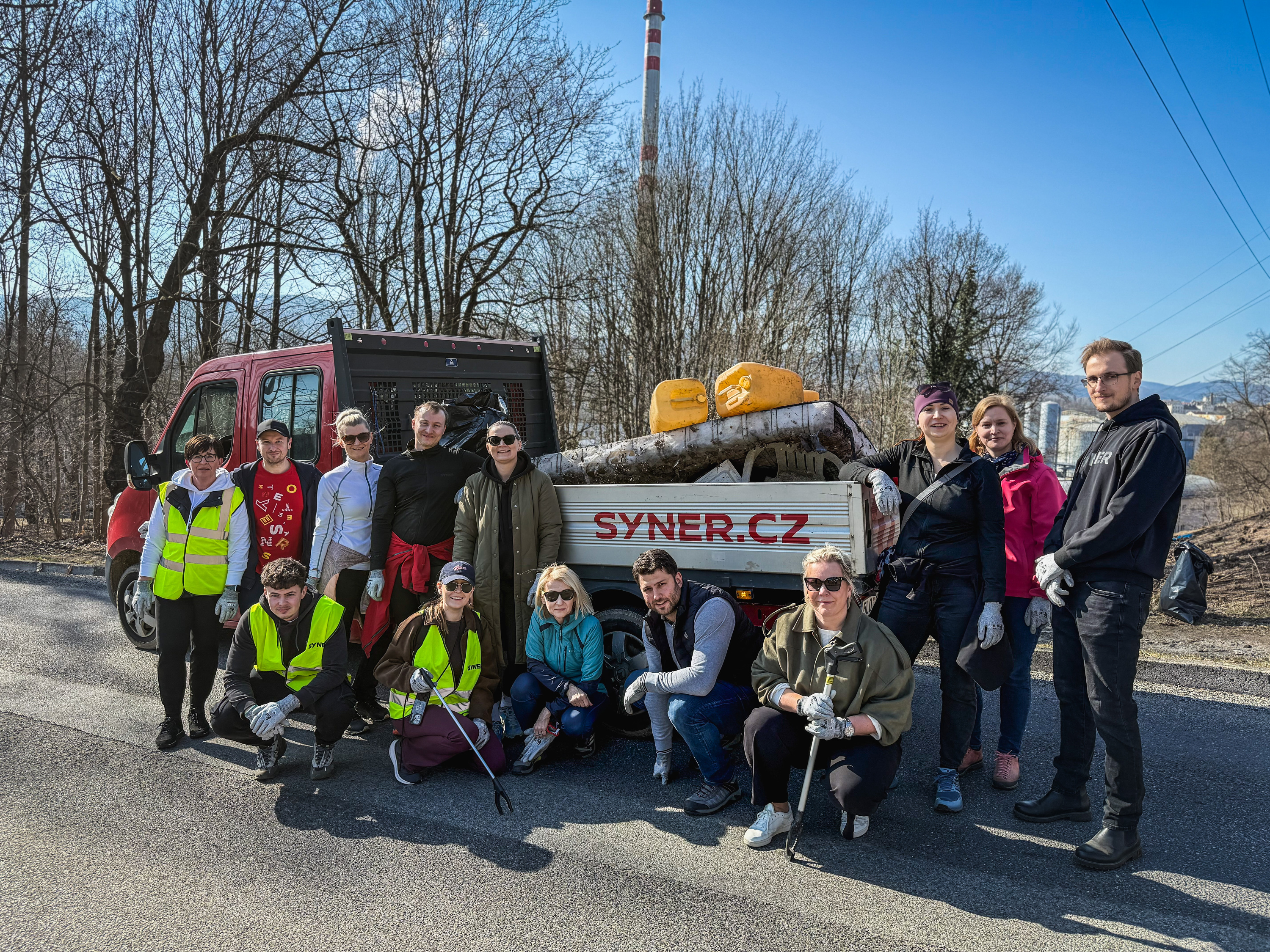 Dobrovolníci ze SYNER se opět zapojili do projektu Ukliďme Česko. Před víkendem uklízeli čtvrť, ve které sídlí liberecká pobočka