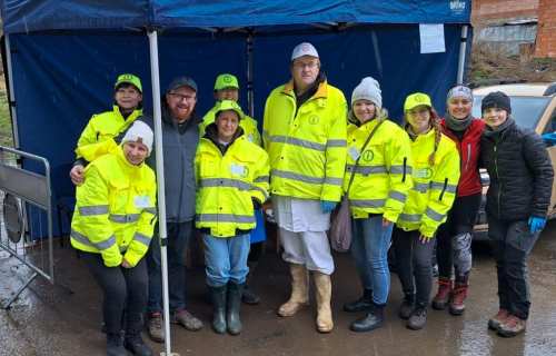 Úspešný pilotný projekt opatrení proti túlavým psom v obciach na Slovensku pokračuje aj v tomto roku. V obci Lomnička sa veterinárni lekári ujali takmer šesťdesiatich psov