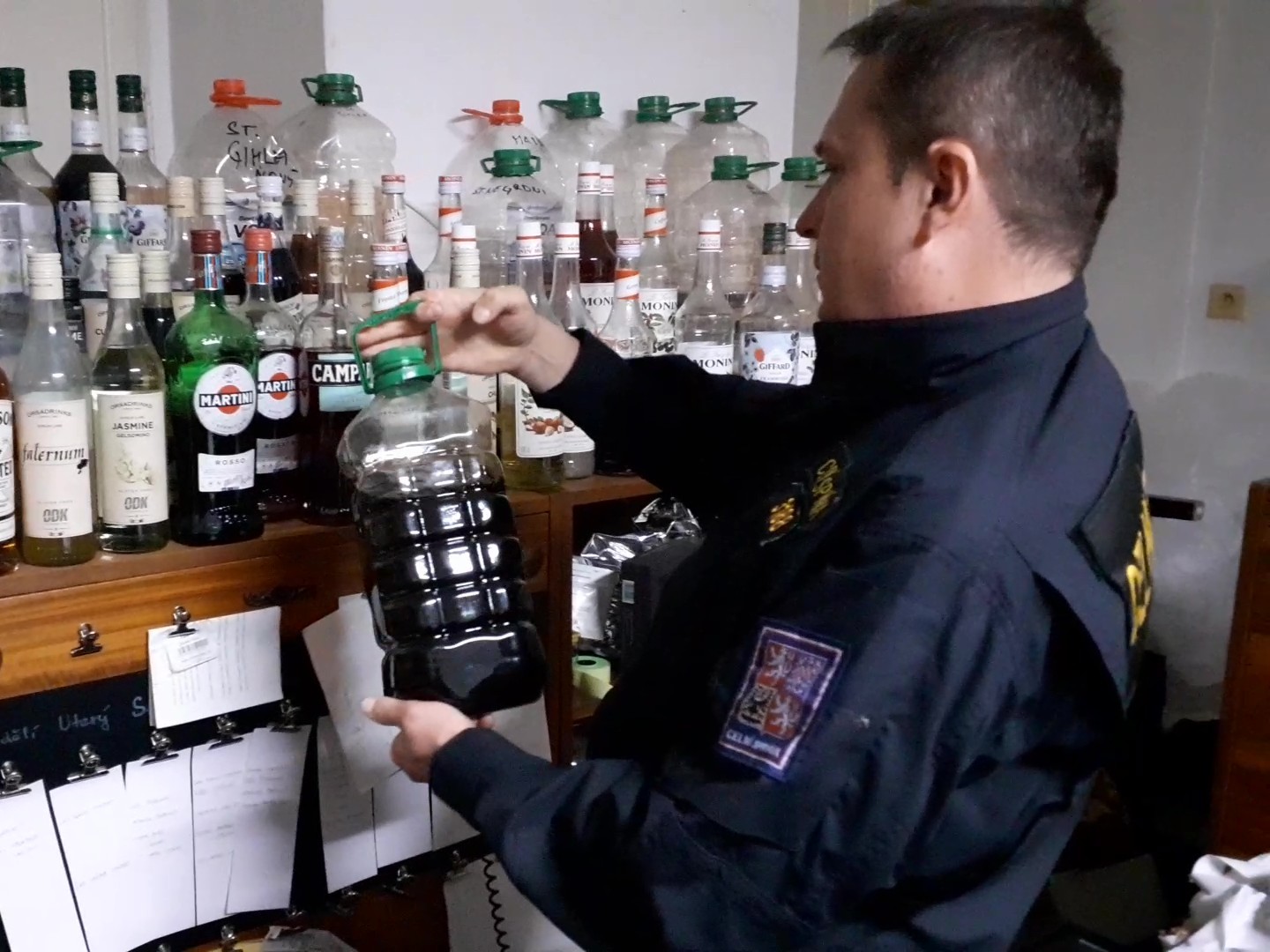 Celníci odhalili nelegální výrobu alkoholu v barech
