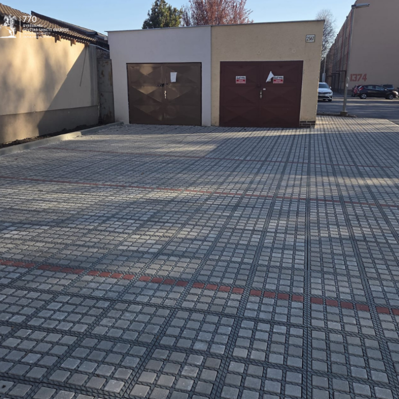 Elkészültek és már használatban az új parkolóhelyek a Rózsa ligetben