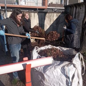 Spoločná brigáda útvarov priniesla krajšie prostredie aj dobrý pocit