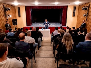 Diskusia predsedu vlády so stredoškolákmi v Galante