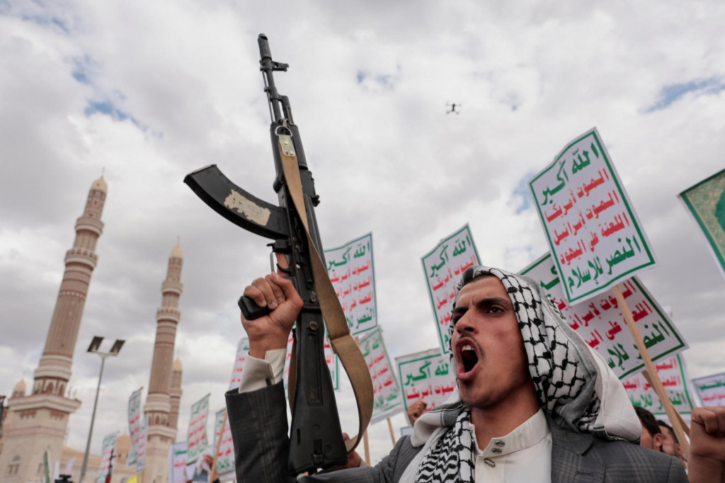 Húsíovci hrozia uzavretím kľúčovej vodnej cesty pri Jemene. Trumpa vyzvali, nech prestane brániť mieru