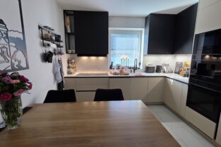 Ideálny strom k rodinnému domu: Nezdvihne podlahu, v lete ponúkne sladké ovocie a bez problémov zvláda aj sucho