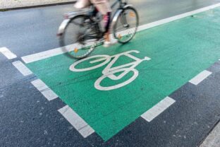 Britskí ministri vyjadrili podporu Starmerovi. Premiér čelí škandálom okolo dlhoročného spojenca Jeffreyho Epsteina