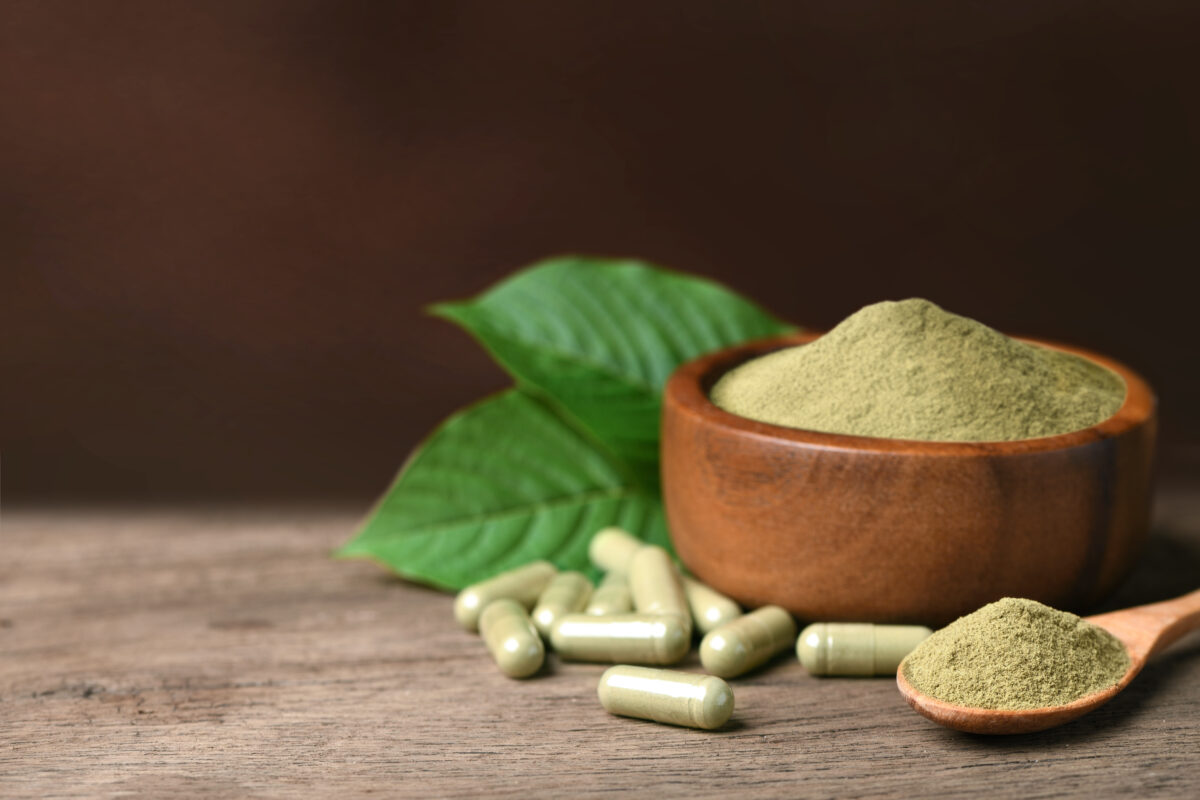 Prírodný stimulant, ktorý môže byť nebezpečnejší než morfium. Kratom dobýja Európu