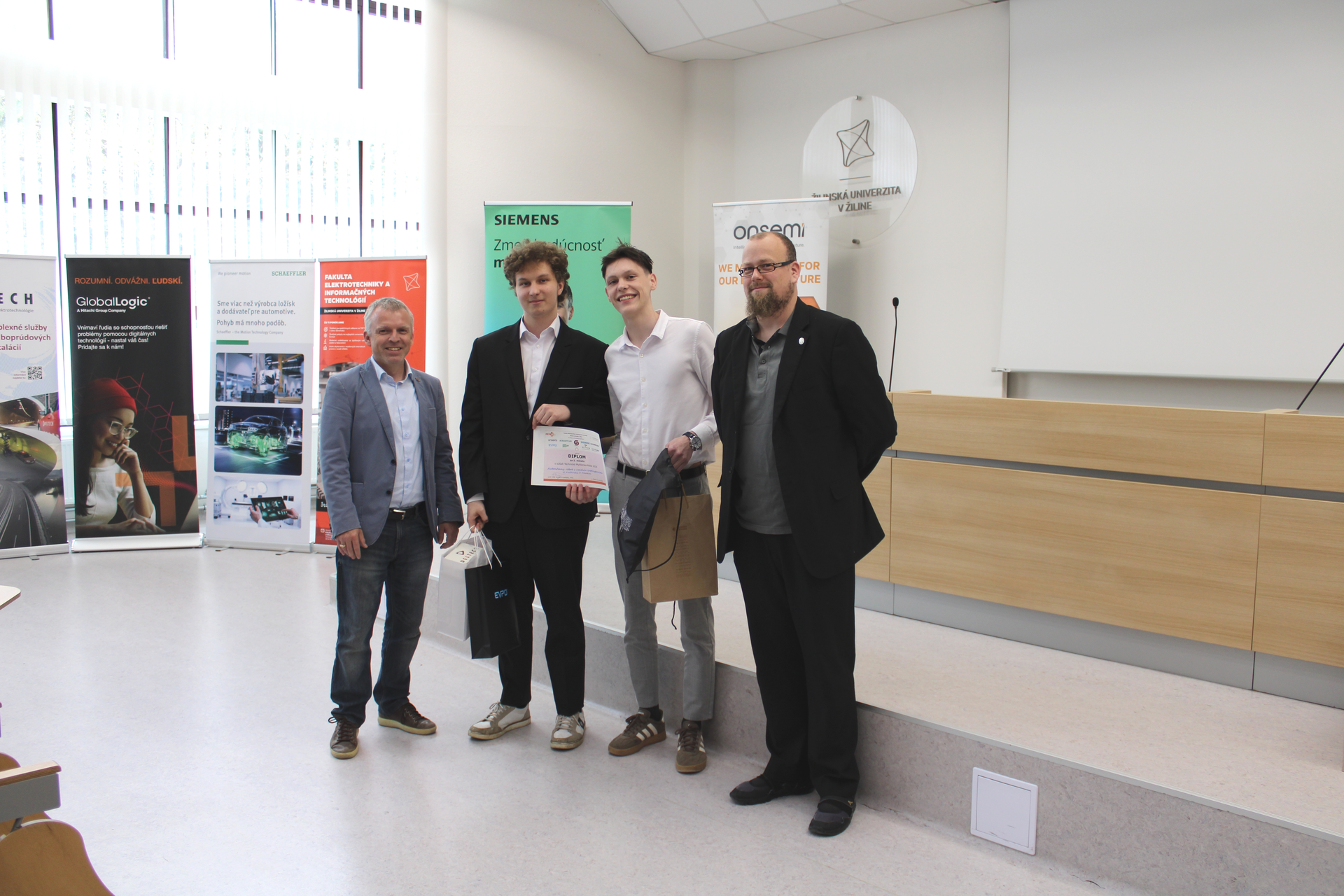 Autonómny robot ovládaný AI sa stal víťazným projektom Technickej myšlienky roka 2026 na UNIZA