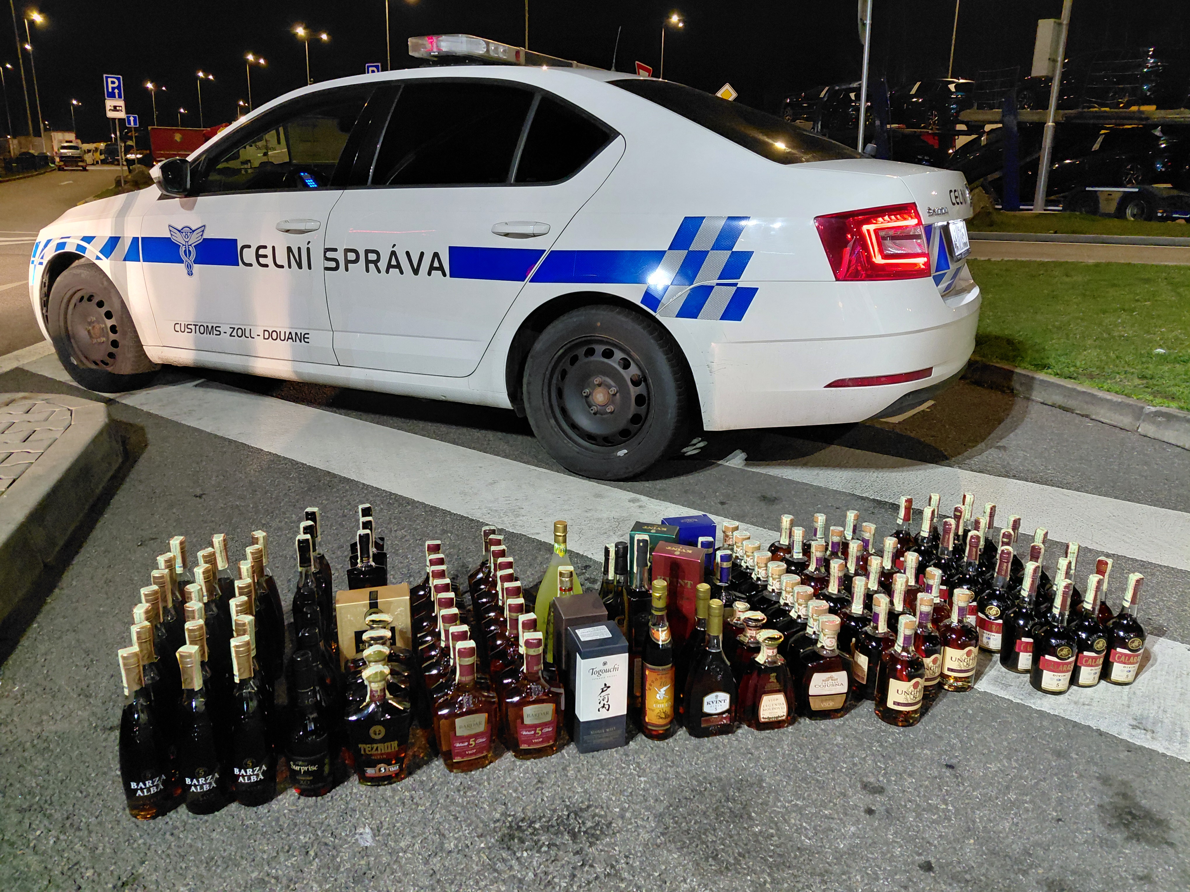 Alkohol mířící z Moldávie do Irska zadrželi středočeští celníci