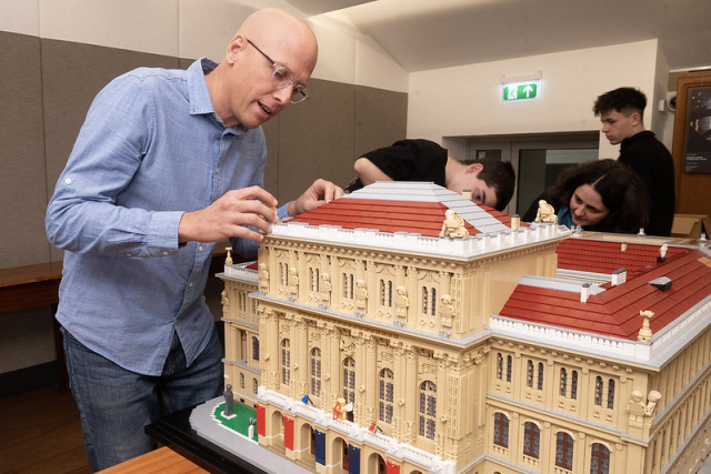 Több mint 60 ezer LEGO® kockából közösségi erőfeszítéssel épült újra az MTA székháza