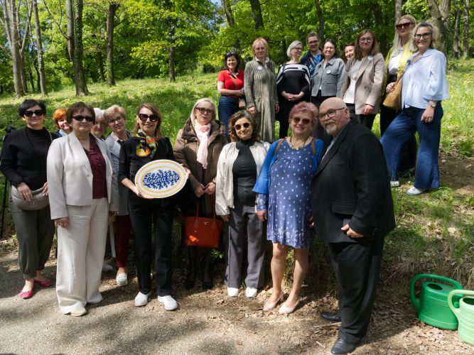 Magda Vášáryová a Alena Heribanová vysadili v Botanickej záhrade UPJŠ v Košiciach strom symbolizujúci spolok Živena