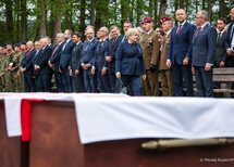 Ceremonia pogrzebowa żołnierzy NSZ ze Zgrupowania kpt. Henryka Flamego „Bartka”