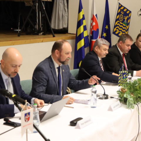 Krajskí poslanci rokovali v Senici o ďalších investíciách do regiónu