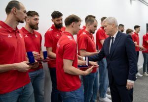Campionii voleiului masculin, recompensați de ministrul Afacerilor Interne Cătălin Predoiu