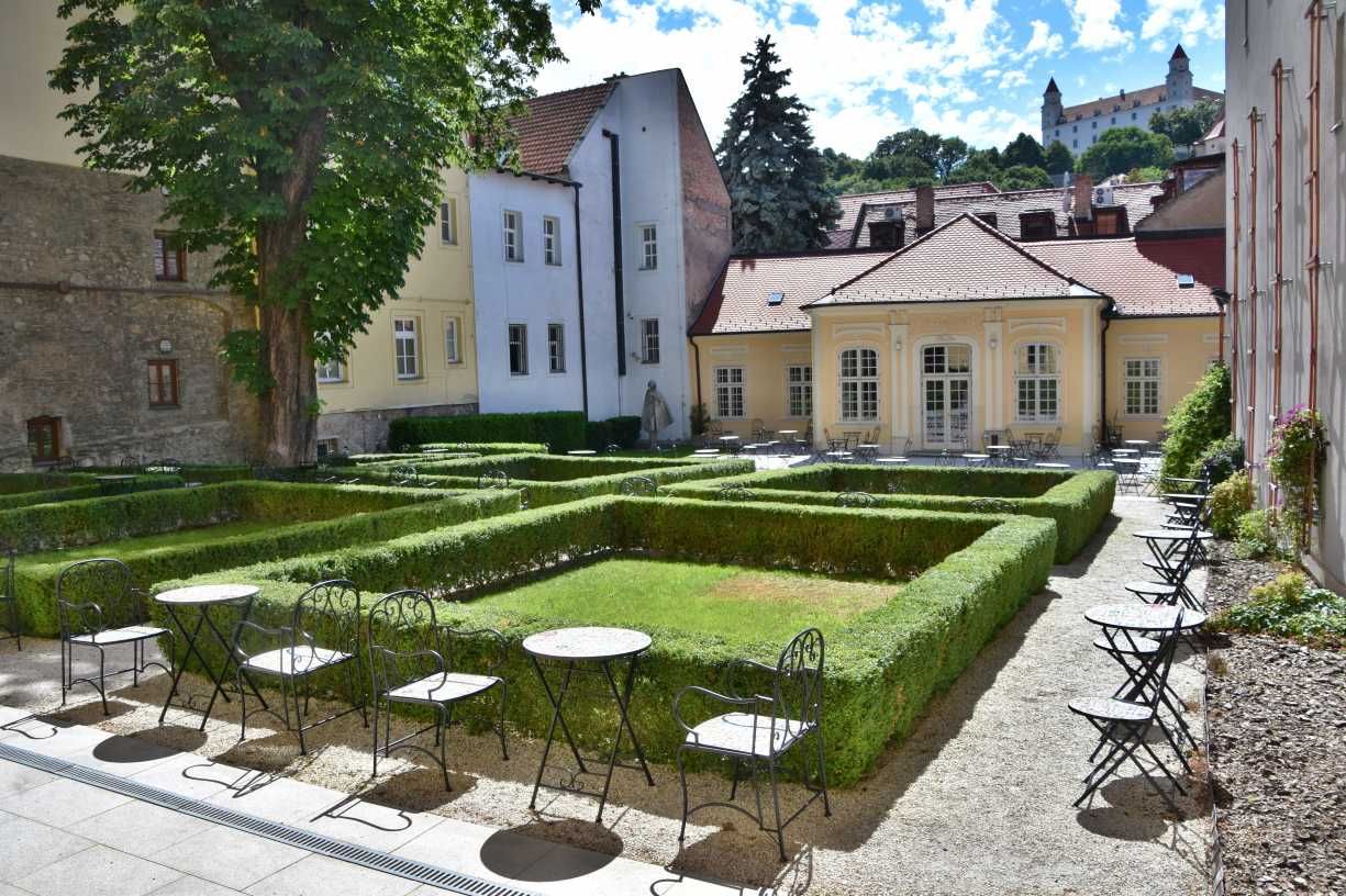 Lisztova záhrada v UKB opäť v prevádzke ako letná čitáreň