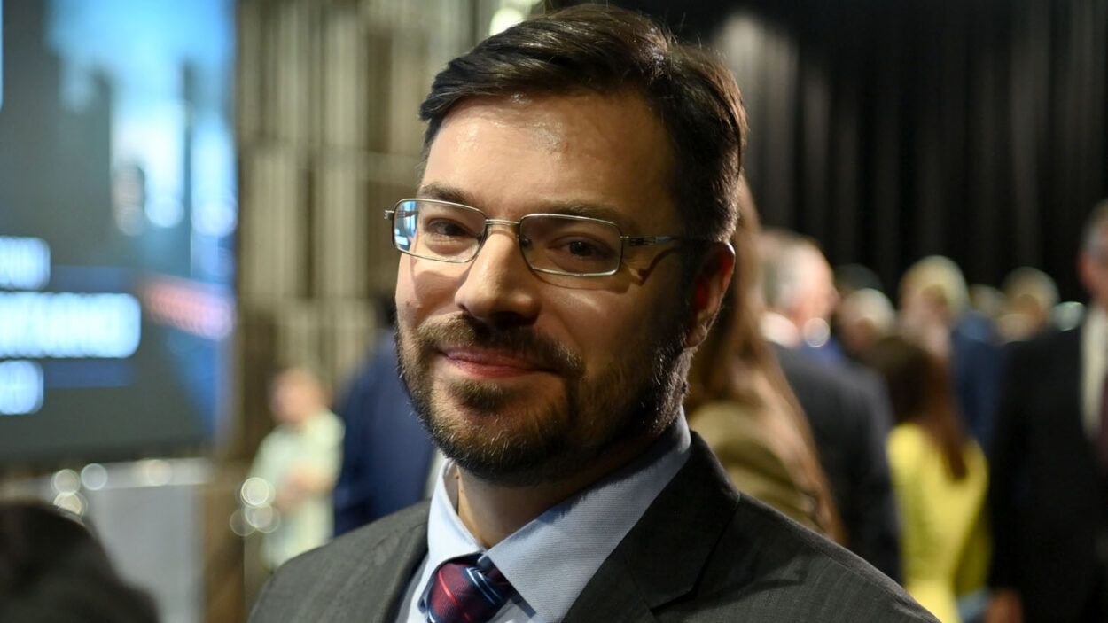 Dlaczego zamiast kilometrówek nie ma kart paliwowych dla posłów?