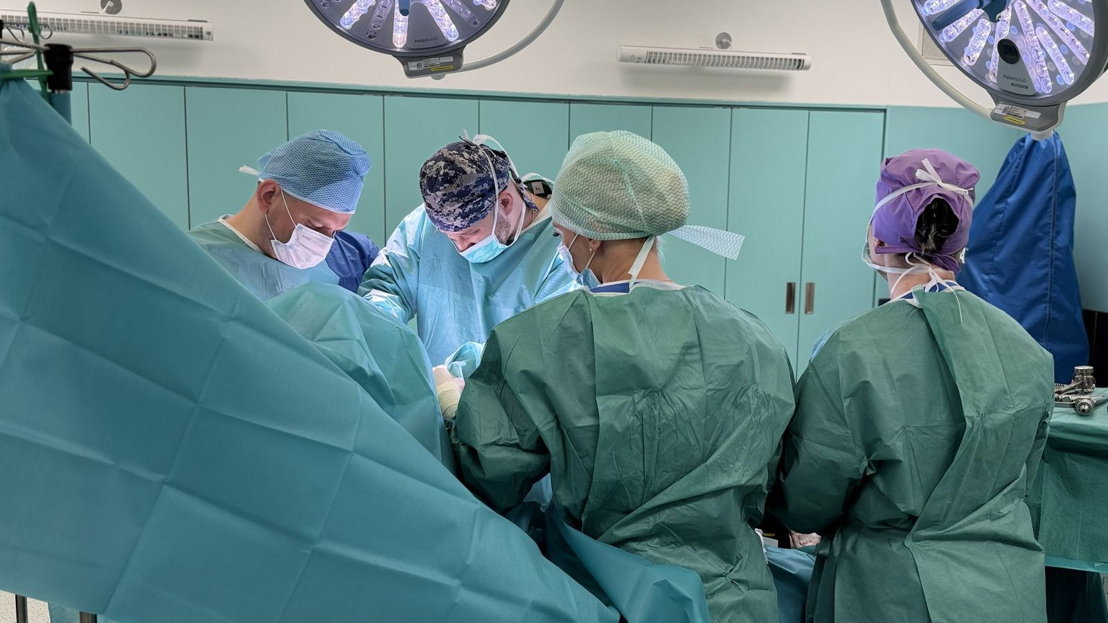 Michalovská nemocnica ako prvá na Slovensku začala realizovať unikátne operácie ramena s inštrumentáriom na mieru pre pacienta