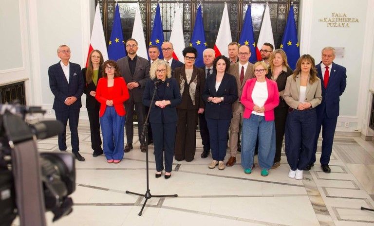 Sejm przyjął ustawę o statusie osoby najbliższej. “To jest ustawa o miłości”