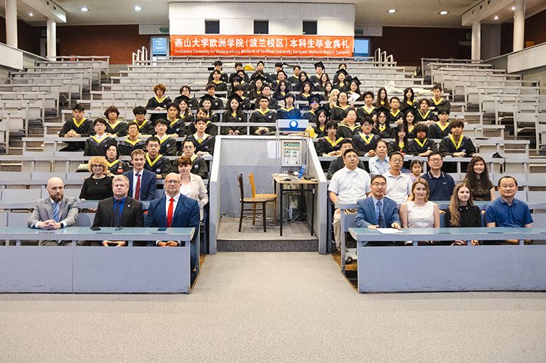 Studenci z Yanshan University odebrali dyplomy!
