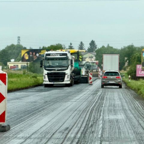 Medzi Senicou a Rohovom opravujú cestu