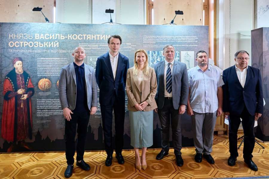 «Маємо бути горді тим, яку велику, багату і давню історію ми маємо», — Віцеспікерка Олена Кондратюк відкрила виставку «Острозька реліквія» у Верховній Раді