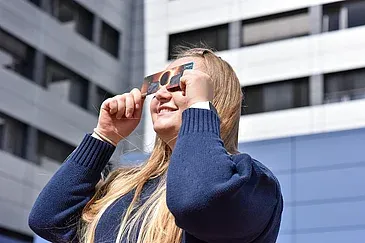 Sicher in die Sonne schauen