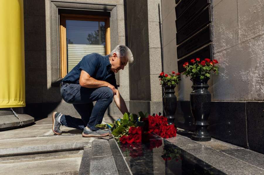 Працівники Апарату Верховної Ради України вшанували памʼять загиблого колеги Петра Торшина