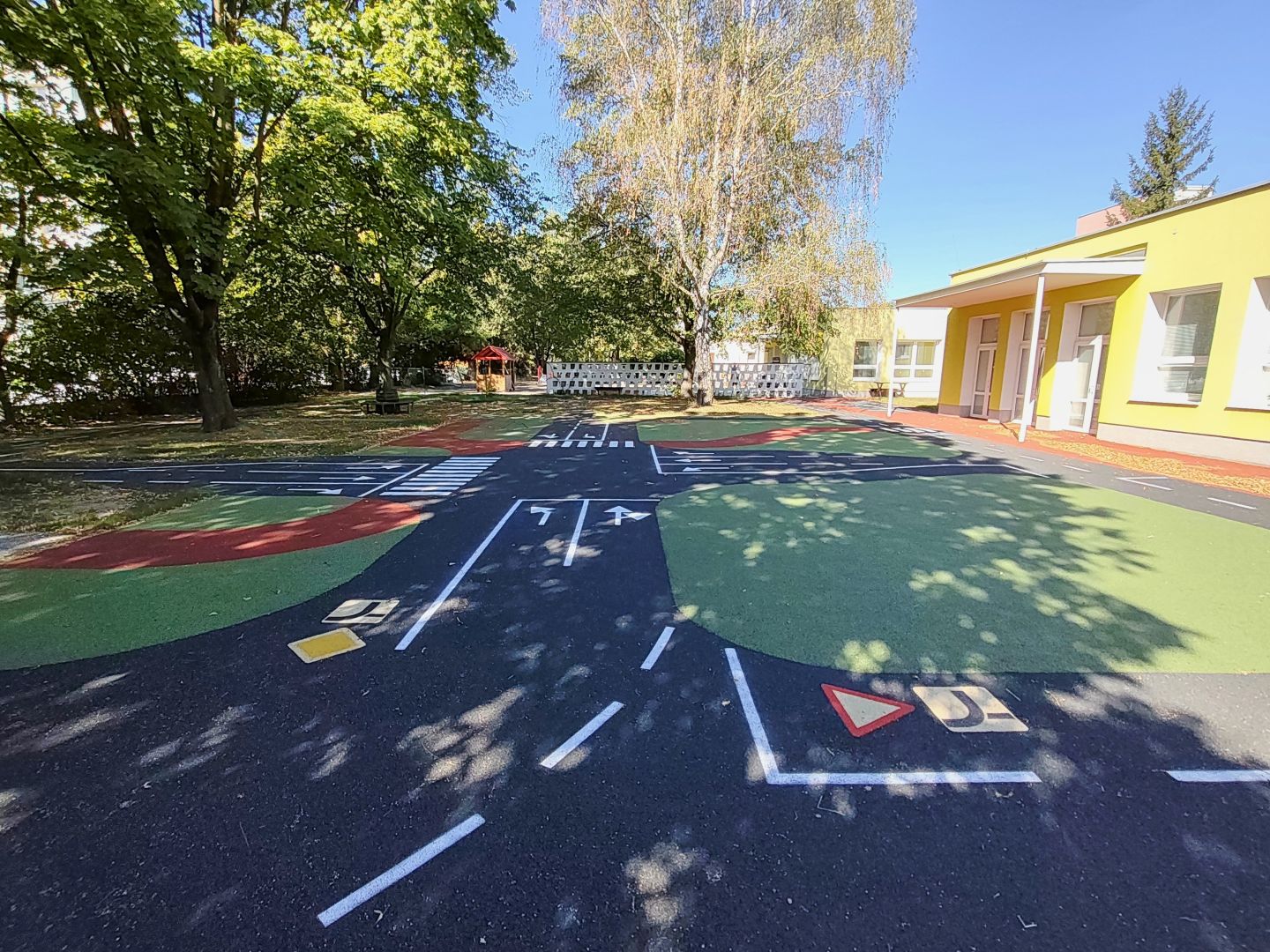 Město dokončilo modernizaci areálu Mateřské školy U Pejska a kočičky