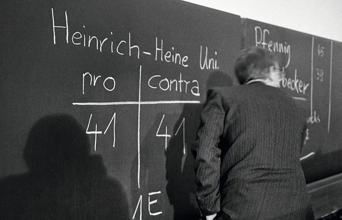 „Zum Glück: HHU" Uni Düsseldorf ist Teil der Plakatausstellung zu 80 Jahren NRW