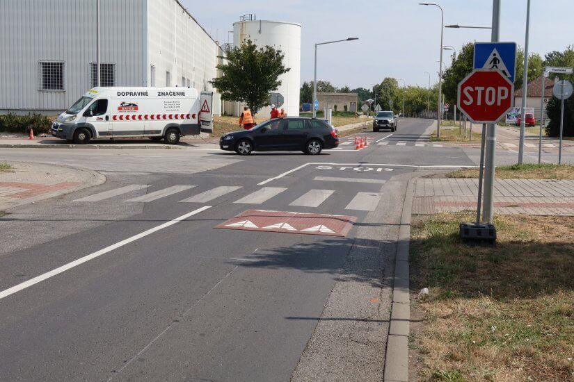 Zmena prednosti v jazde na križovatke Pezinská – Továrenská i prefázovanie semaforov na hlavnej svetelnej križovatke