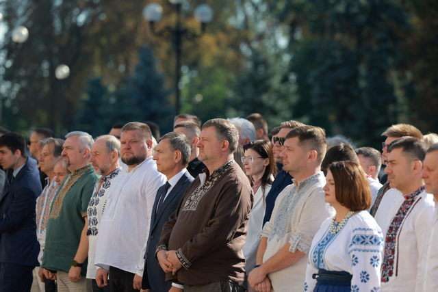 Біля Верховної Ради України урочисто підняли Державний Прапор України