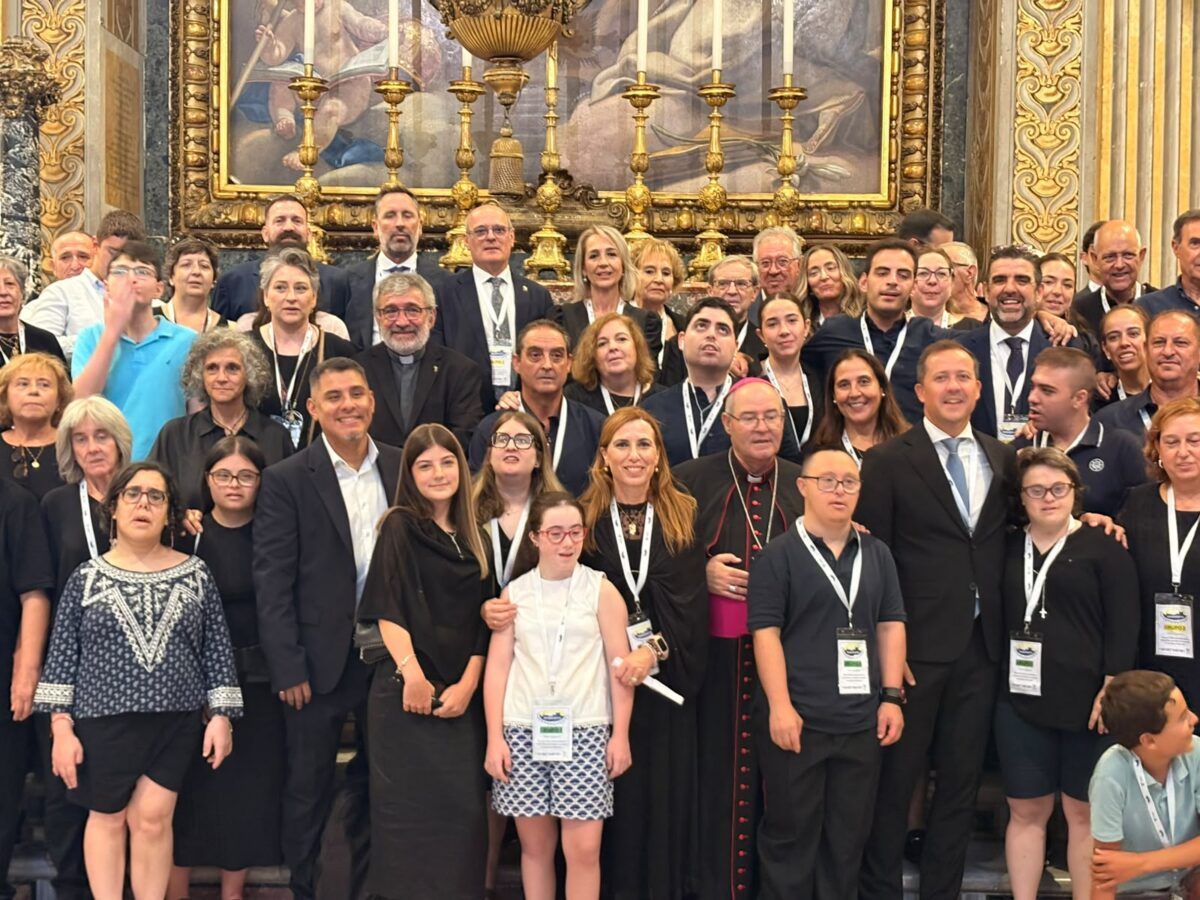 Velázquez emocionado tras el encuentro con su Santidad el Papa León XIV en el Vaticano junto a Marsodeto y el arzobispo de Toledo