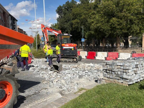Comienzan las obras de renovación de calzadas y aceras de la calle Ferrocarril y todo su entorno en el barrio de Santa Bárbara