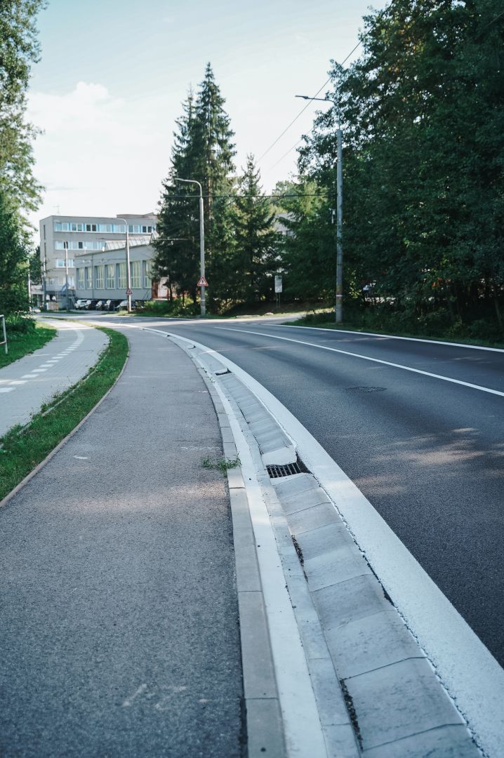 Ulica Na Veľký Diel má nový povrch aj odvodnenie, ktoré má zabrániť poškodzovaniu cesty