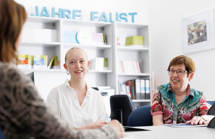 Dialog zwischen Jung und Alt: Anmeldung für das FAUST-Gasthörer:innenprogramm der HSNR startet