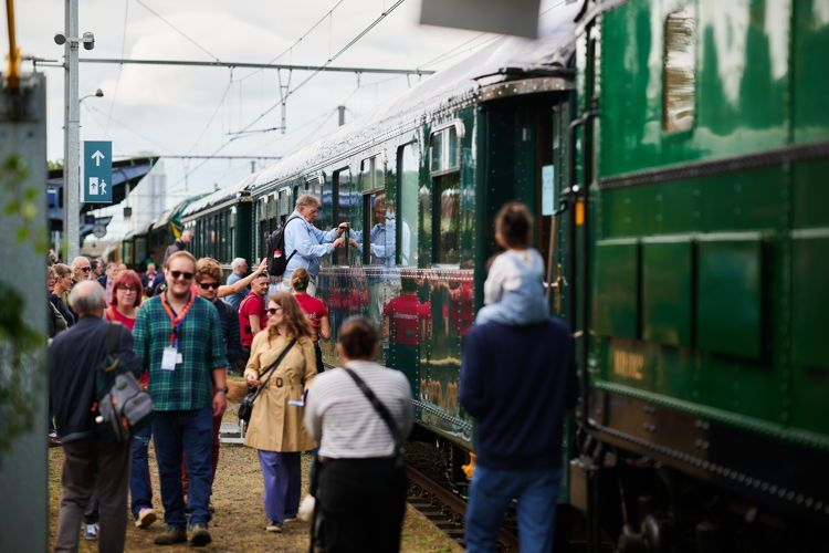 Historische trein voor 100ste verjaardag van NMBS lokt meer dan 6.000 bezoekers naar Schaarbeek
