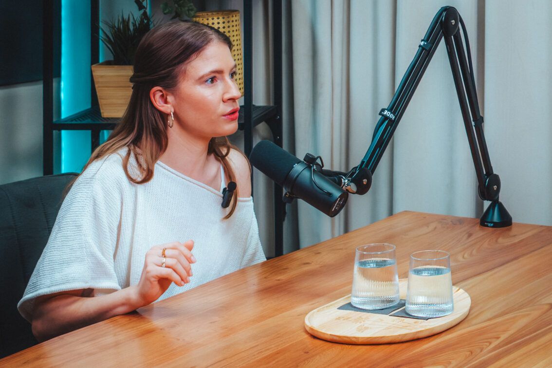 Herečka Jana Kovalčiková: „S pomáhaním je to ako so športom. Začiatky sú ťažké, ale potom ti to chýba.“ (podcast)