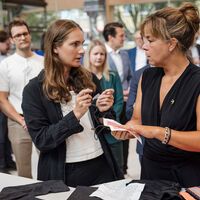 Von der smarten Jacke bis zur Pilz-Entfärbung: Ministerin Mona Neubaur besucht Textilfabrik 7.0