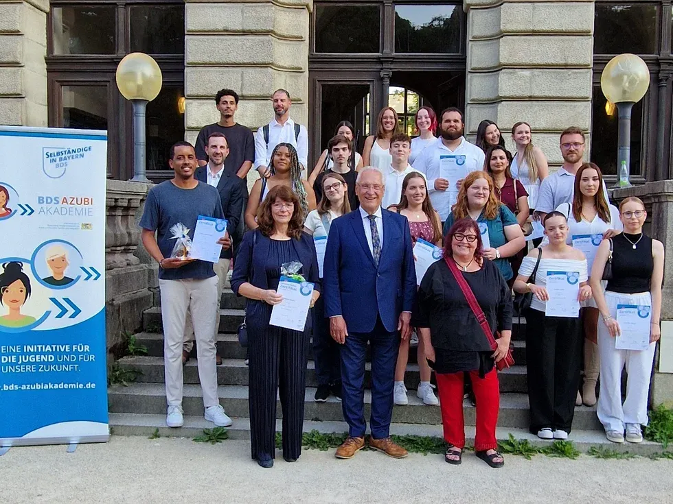 Fürther Azubis lernen über den Betrieb hinaus