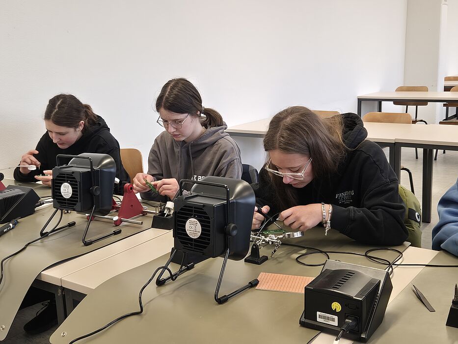 Studien- und Berufswege im MINT-Bereich entdecken: Herbst-Angebote für Schüler*innen an der Universität Paderborn