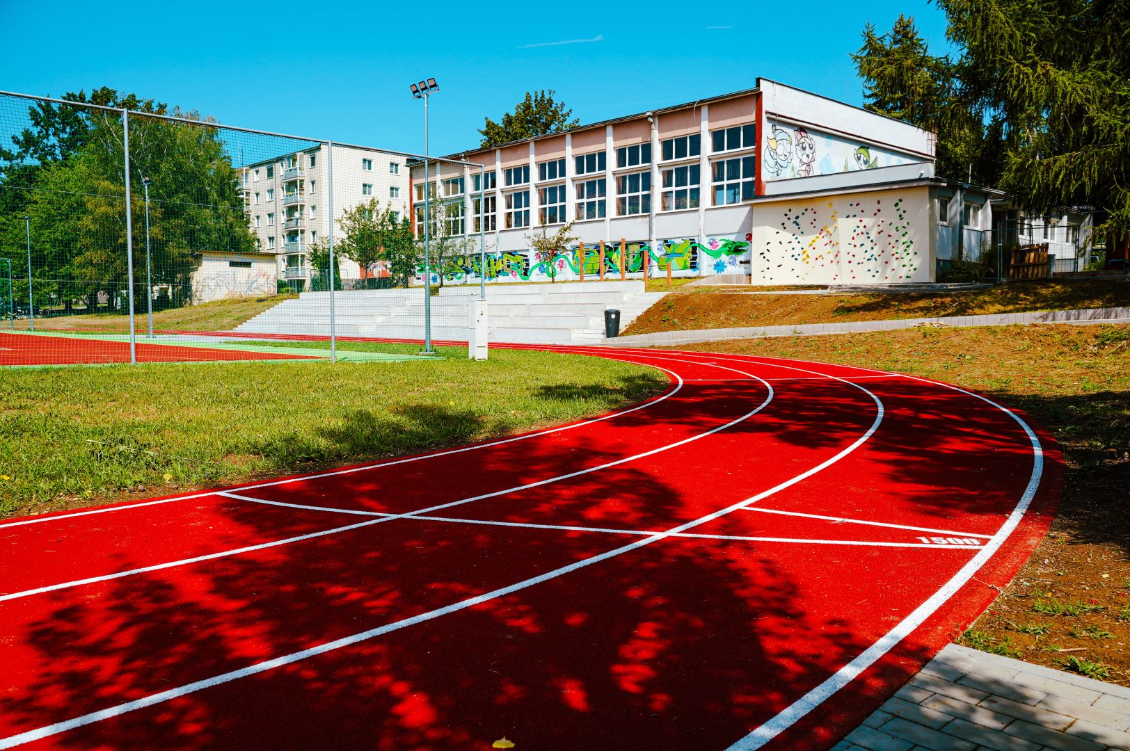 Viac ako 700 prvákov zasadlo do lavíc, dve žilinské základné školy privítali žiakov s novými športovými areálmi