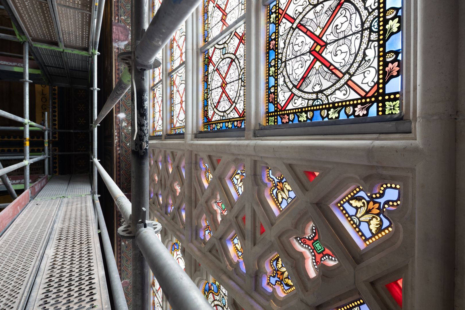 Belangrijke mijlpaal in restauratie Sint-Annakerk: linkergevel en glas-in-loodramen eerste deel voltooid