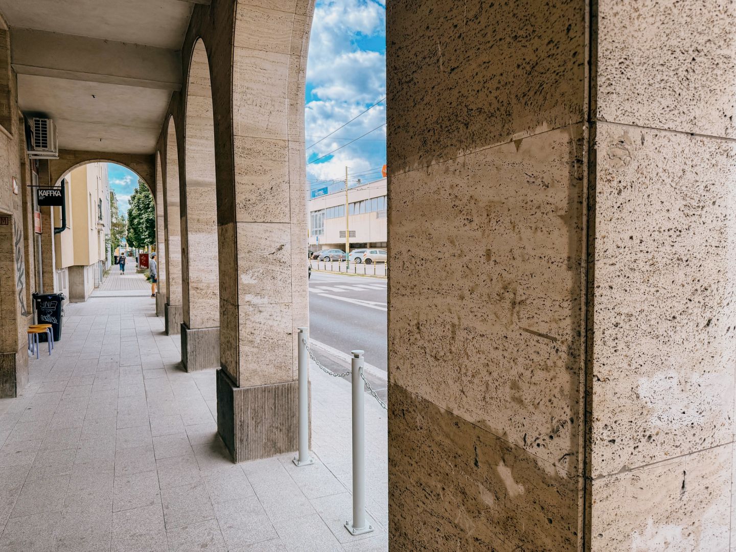 Žilina má nový stroj na odstraňovanie grafitov. Prvé čistenie prebieha na Bulvári