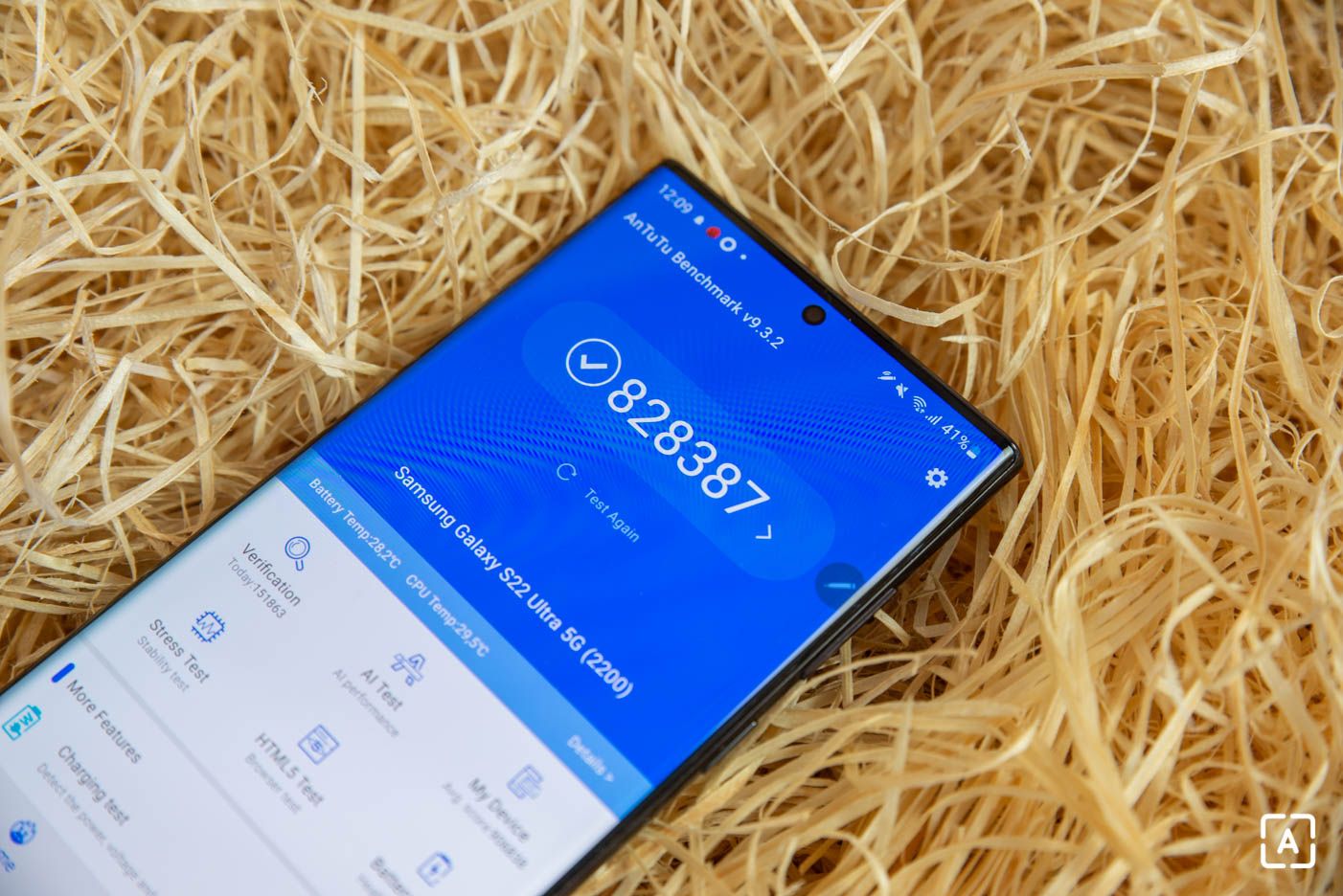 Samsungu brzdí výkon smartfónov Galaxy S22. Hrozí mu pokuta