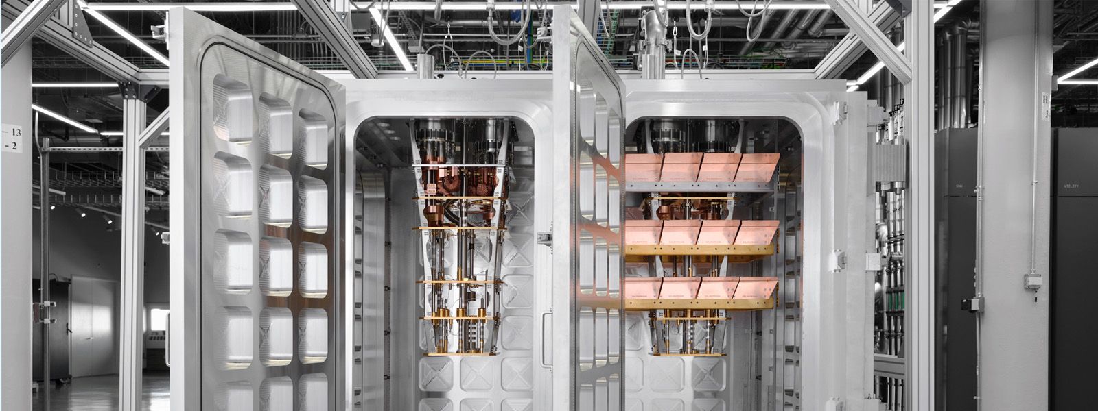 IBM accelera il percorso verso il computer quantistico fault-tolerant collegando i primi moduli criogenici