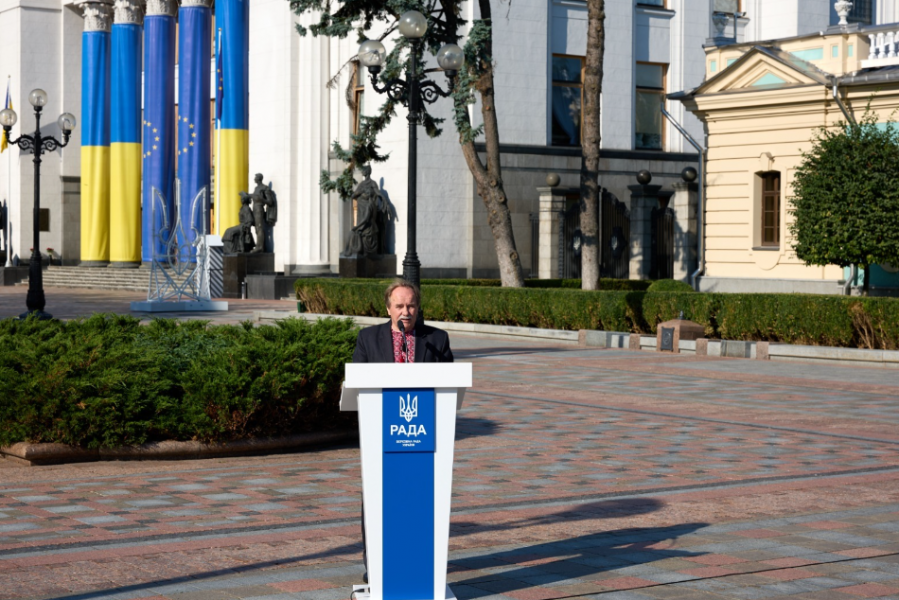Над Верховною Радою України урочисто підняли Державний Прапор України