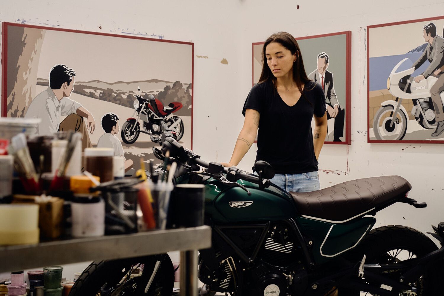 Ducati celebra su centenario en ESTAMPA junto a la artista Adriana Oliver
