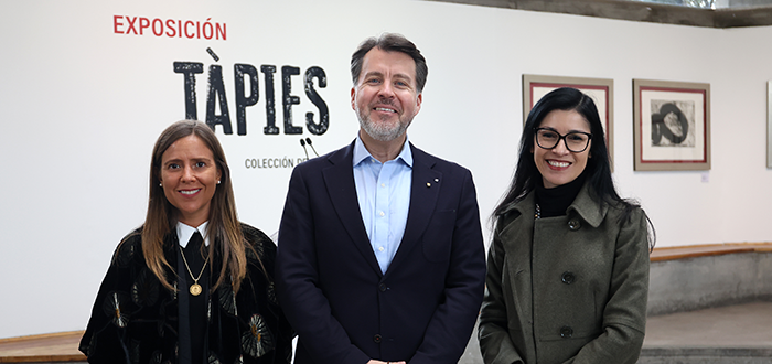 La Obra Cultural de la Fundación Universitaria Iberoamericana y de UNEATLANTICO inaugura la exposición «Tàpies, colección del grabador Barbarà» en Chile